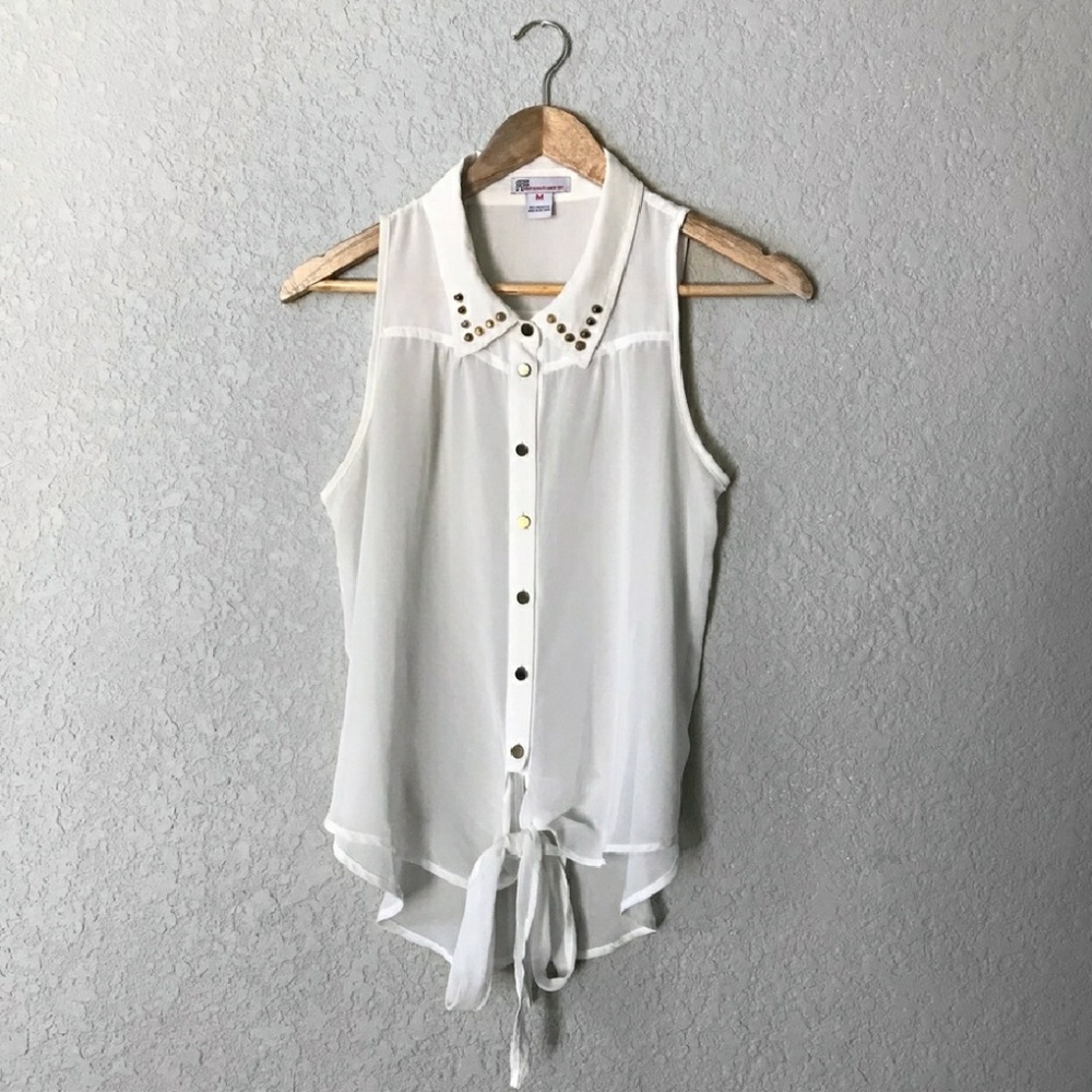 Sleeveless button down blouse